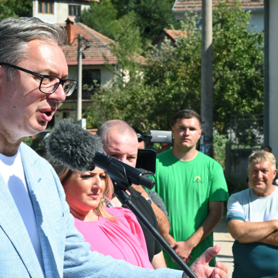 Heroji Srbije gaze kroz vatru, a opozicija skuplja političke poene; Vučić stao uz vatrogasce