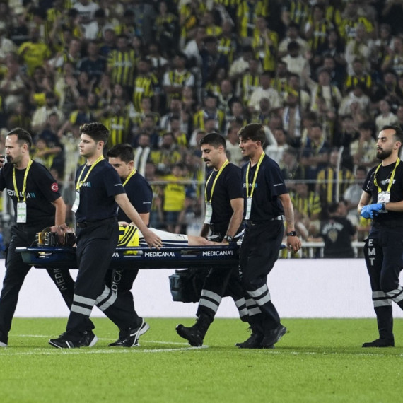 Jezive scene u Istanbulu – as Fenerbahčea se srušio na teren! VIDEO