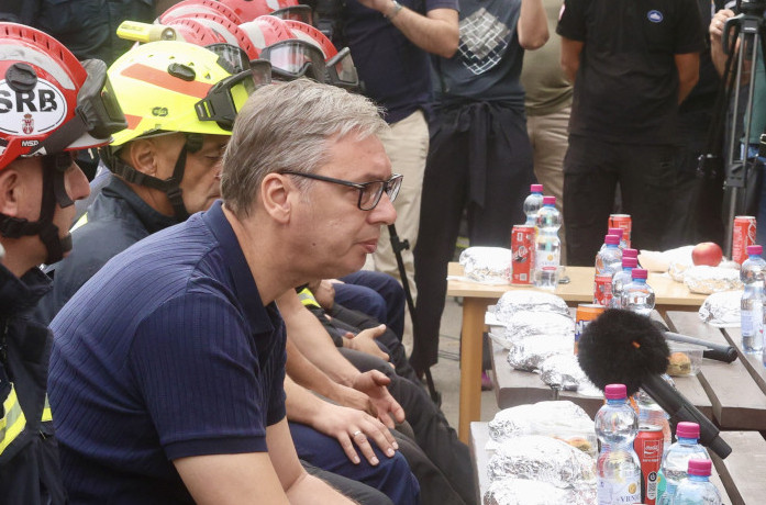 Vučić pokazao šok dokument i dao ga novinaru N1; Da li je moguće da je opozicija ovo tražila? VIDEO