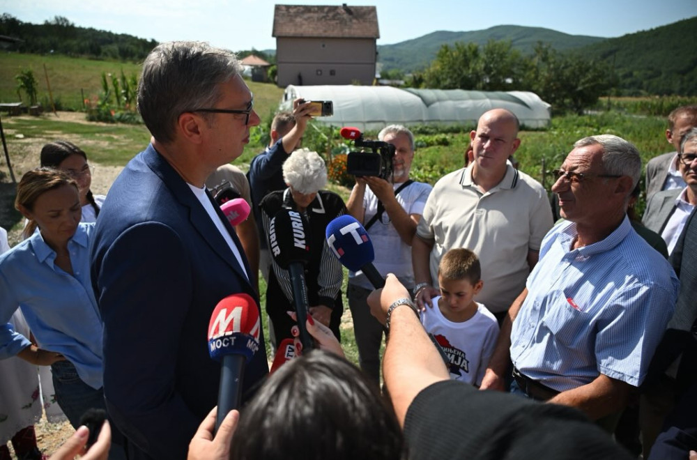 Mašine kreću za 10 dana; Vučić u Raškom okrugu obećao nove kilometre puta: "Imaćete bukvalno pistu"