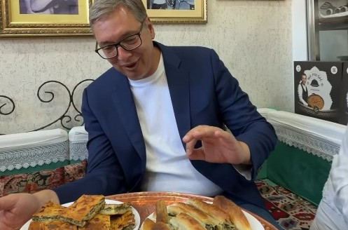 Vučić posetio pekaru "Sve pod sač": "Kažu da se u Novom Pazaru ne ostaje gladan" VIDEO