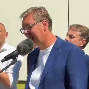 Uplakana majka obratila se Vučiću; "13 godina sam vas čekala"; On joj poručio da će odmah rešiti njen problem