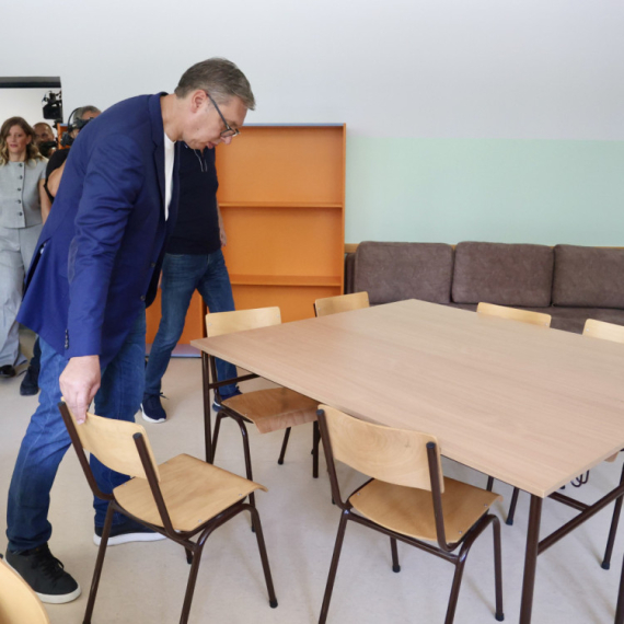 Vučić najavio: U Rašku stižu milioni za puteve, cilj je i novi investitor; Obišao radove na OŠ "Raška" VIDEO