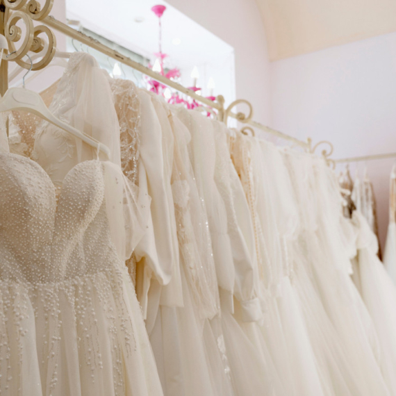 Najluđa proba venčanice ikad: Od "kako mi stoji" do "zovite policiju", radile makaze i ofinger