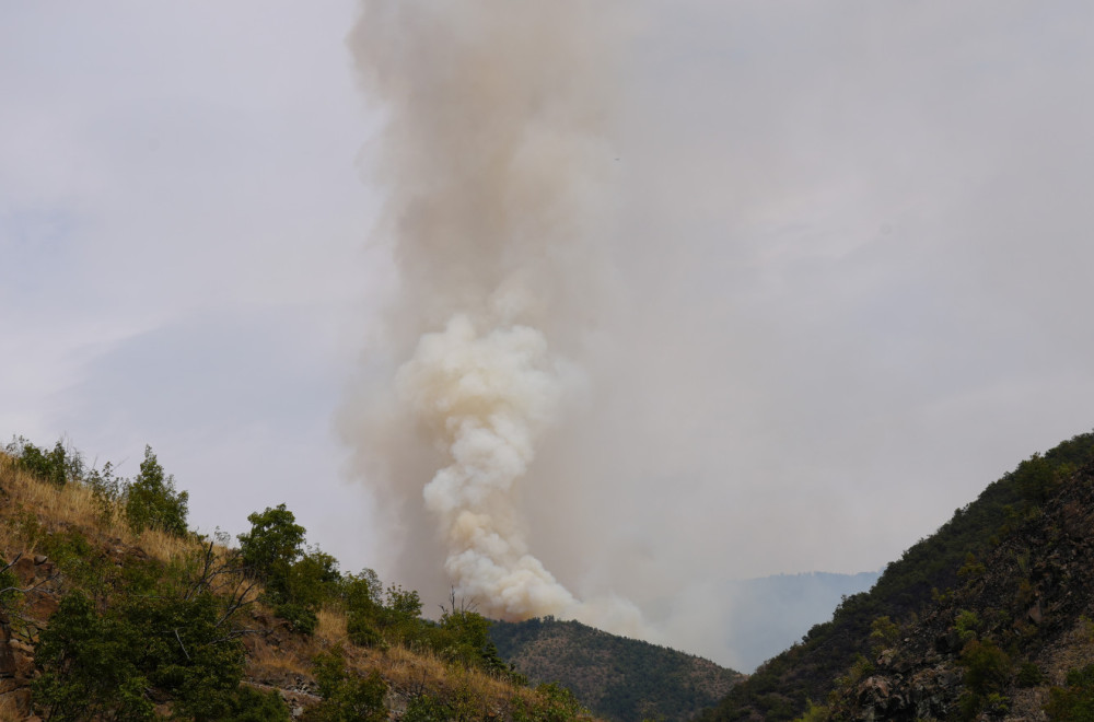 Na planini Stolovi požari bukte danima: Jak vetar otežava gašenje; "Teren je jako opasan" FOTO