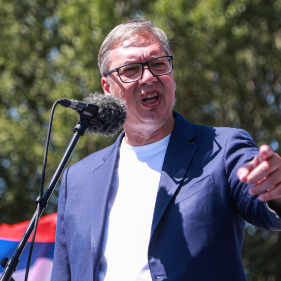 Vučić čvrsto uz svoj narod: Na napade opozicije odgovaraju dela i rezultati