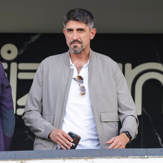 Veljko Paunović sa pažnjom gleda ka Humskoj