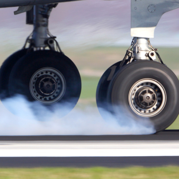 Hitna reakcija na američkom aerodromu: Avionu pukle gume pred poletanje