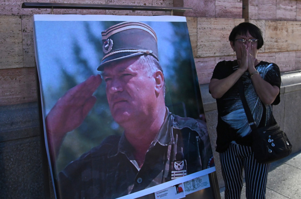 Građani se opraštaju; Počast generalu Mladiću odata u više gradova Republike Srpske FOTO
