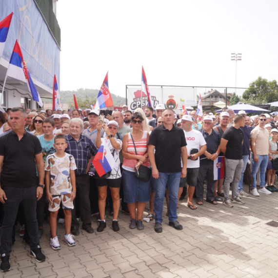 Veličanstven doček Vučića u Osečini; Odjekivalo "Aco, Srbine"; Intonirana himna "Bože pravde"