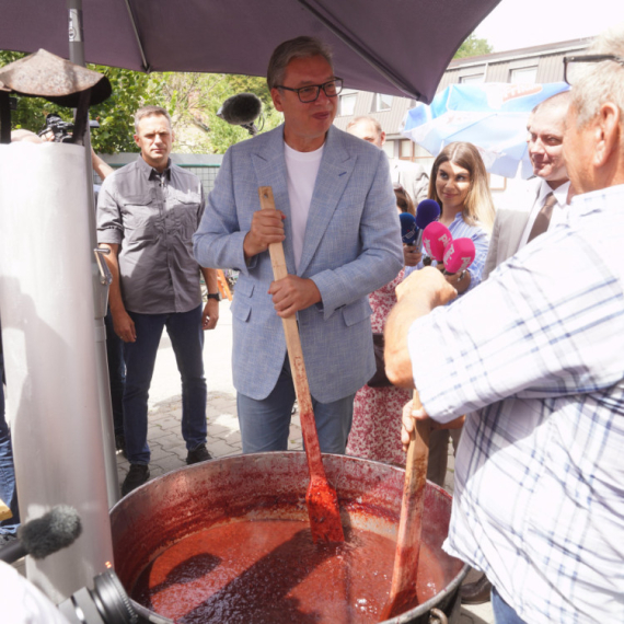 Vučić u Osečini razgovarao s narodom i mešao džem od šljiva; "Sad vidim kako je ovo teško" FOTO