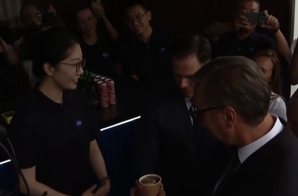 Vučić dobio kafu sa svojim likom u Šapcu: "To ću Siniši da dam da popije"