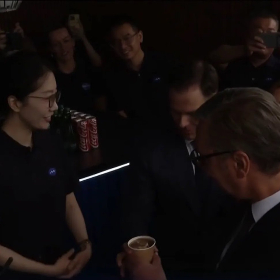 Vučić dobio kafu sa svojim likom u Šapcu: "To ću Siniši da dam da popije"