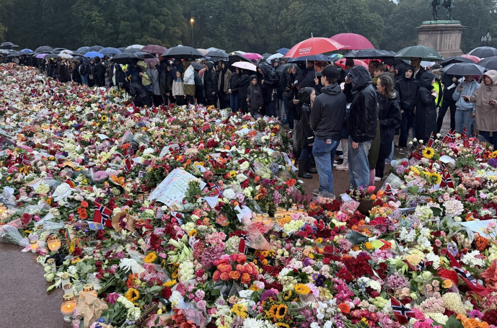 Desetine hiljada ljudi oprostilo se od kralja Haralda; Trg ispred palate prekriven cvećem FOTO
