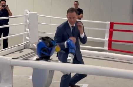 Mali objavio zanimljiv snimak; U ringu sa robotima, pa riblja čorba VIDEO