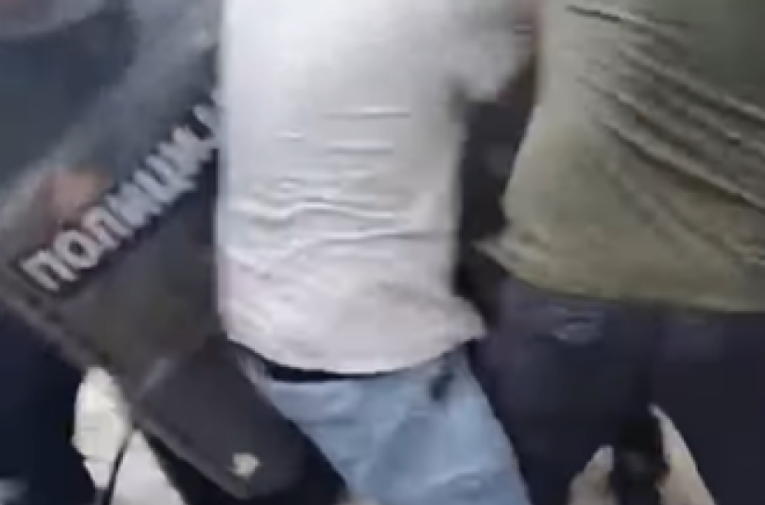 Gde je zdrav razum roditelja?; Dete stavili u prvi red ispred policijskog kordona na blokaderskom skupu