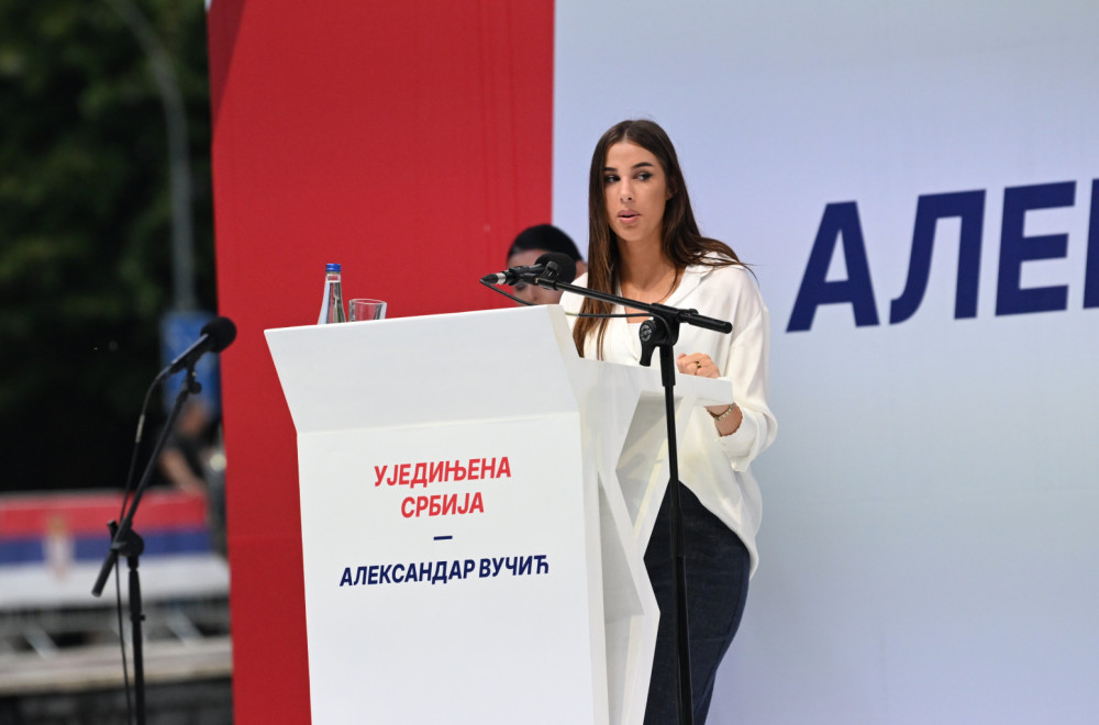 Učenica Nina Trnavac u Užicu: "Nisu mi dozvolili da plešem maturski ples jer podržavam Vučića"