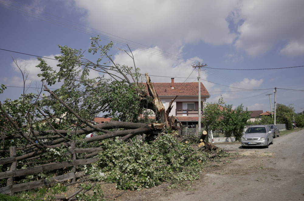 Nevreme u Gornjoj Gorevnici napravilo haos: Jak vetar nosio krovove, čupao drveće FOTO
