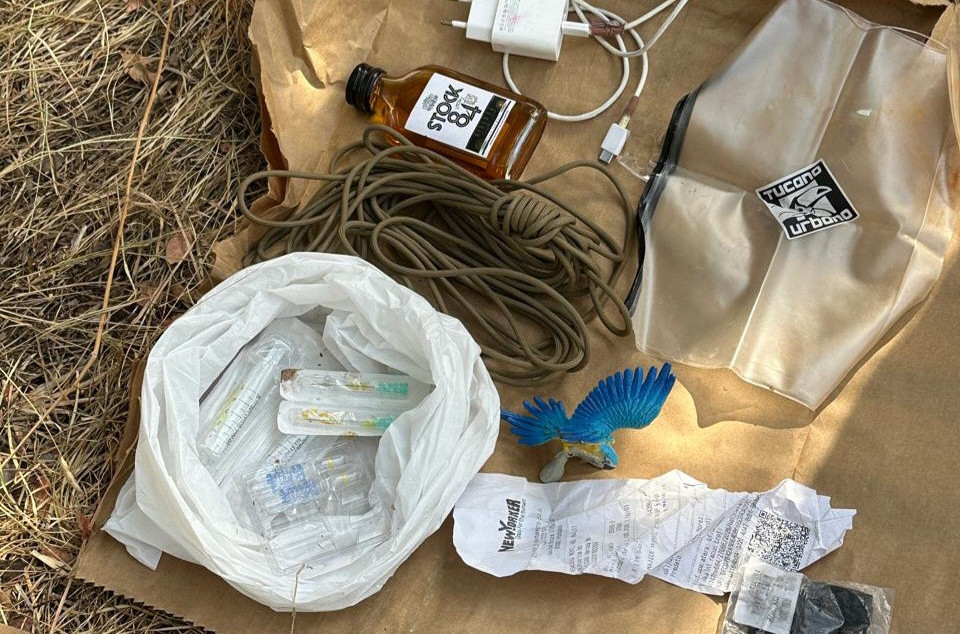 Tablete, špricevi, alkohol i oružje; Ovo je pronađeno u rancu trostrukog ubice iz Rusije FOTO