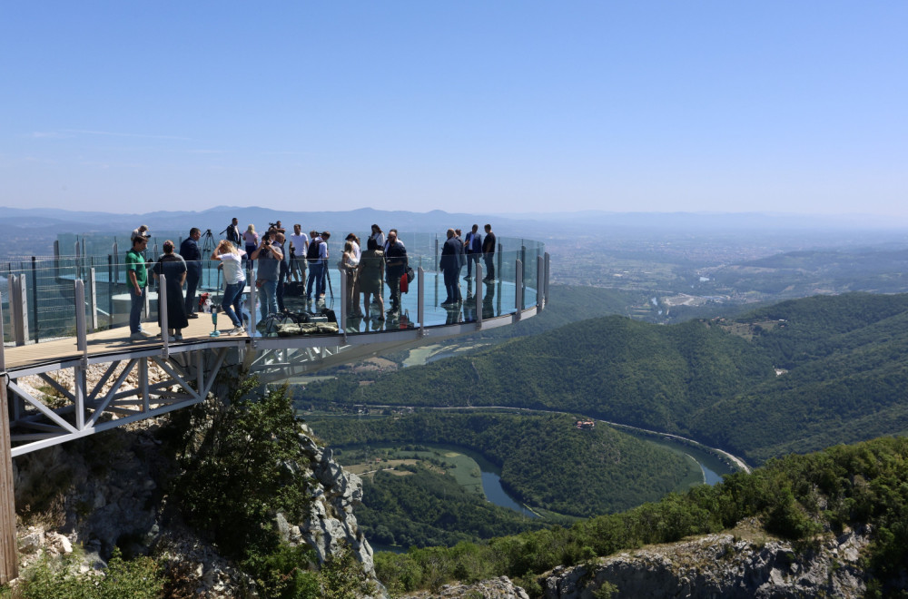 Vidikovac "Kablar Skywalk" obara rekorde; Turisti oduševljeni, a blokaderi hteli da ga ruše