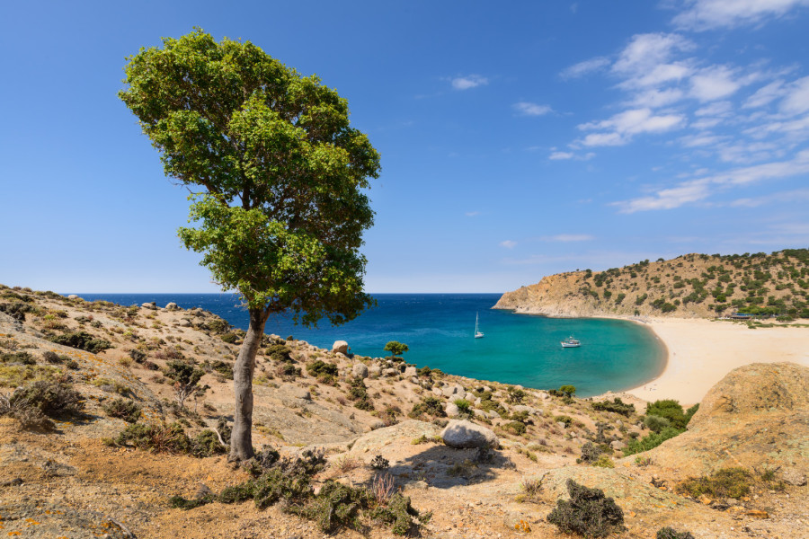 Plaže su nestvarne, ali pravo blago krije se u unutrašnjosti: Grčko ostrvo koje mnogi još uvek nisu otkrili