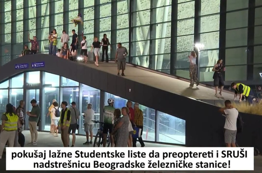 Katastrofa; Blokaderi pokušali da sruše nadstrešnicu nad ulazom u Prokop FOTO