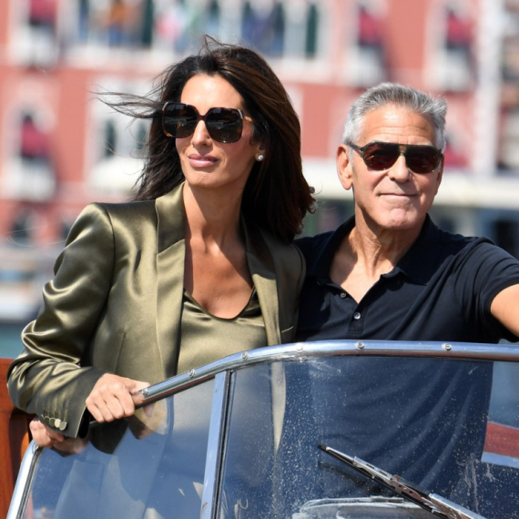 Najizazovnija Amal Kluni: Duge noge i najkraći šorts – modna dominacija u Veneciji FOTO