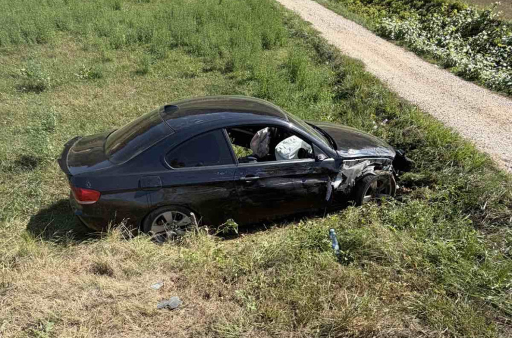 Proleteo kroz znak STOP pa se sudario sa BMW-om: Dve osobe povređene na obilaznici oko Guče
