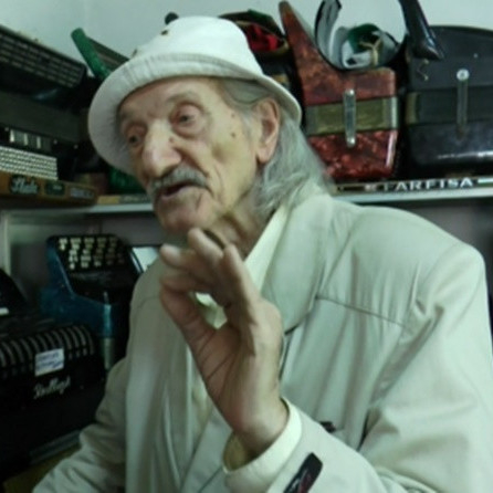 Ovo je čuveni srpski majstor harmonike: Deda Mijo gazi desetu deceniju ali i dalje pravi i popravlja harmonike