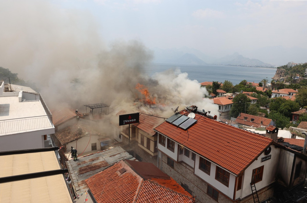 Požar u hotelu u Istanbulu; Evakuisan veliki broj ljudi VIDEO