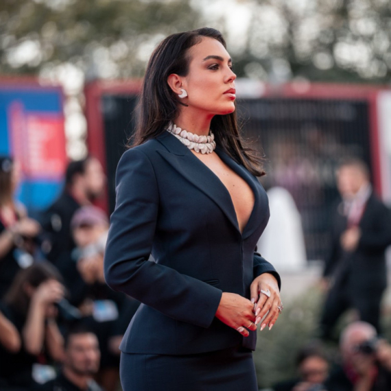 Na ivici vulgarnosti: Htela je da bude elegantna, ali džabe kad je izbacila grudi FOTO