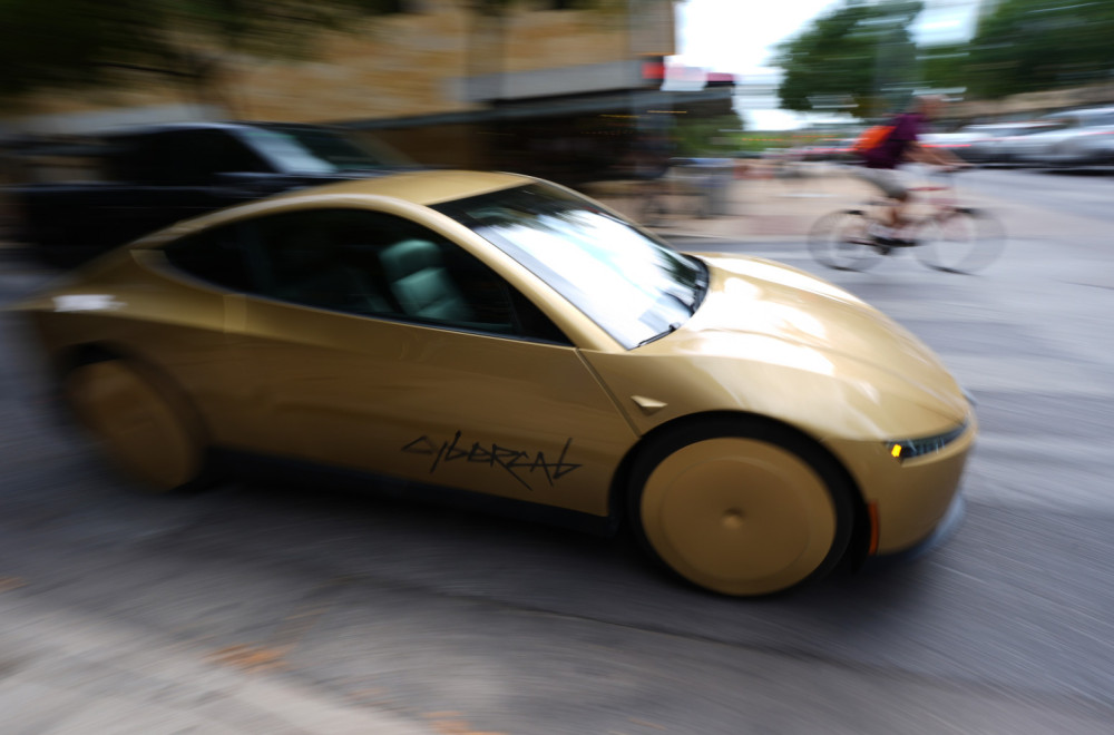 Zvanično predstavljen Tesla Cybercab, vožnja samo za odabrane