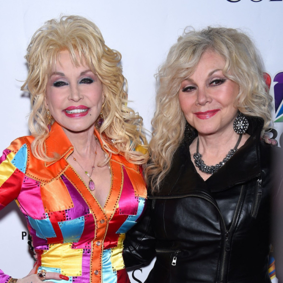 Stela Parton se oglasila nakon smrti sestre: "Nadam se da će ljudi prestati ovo da rade"