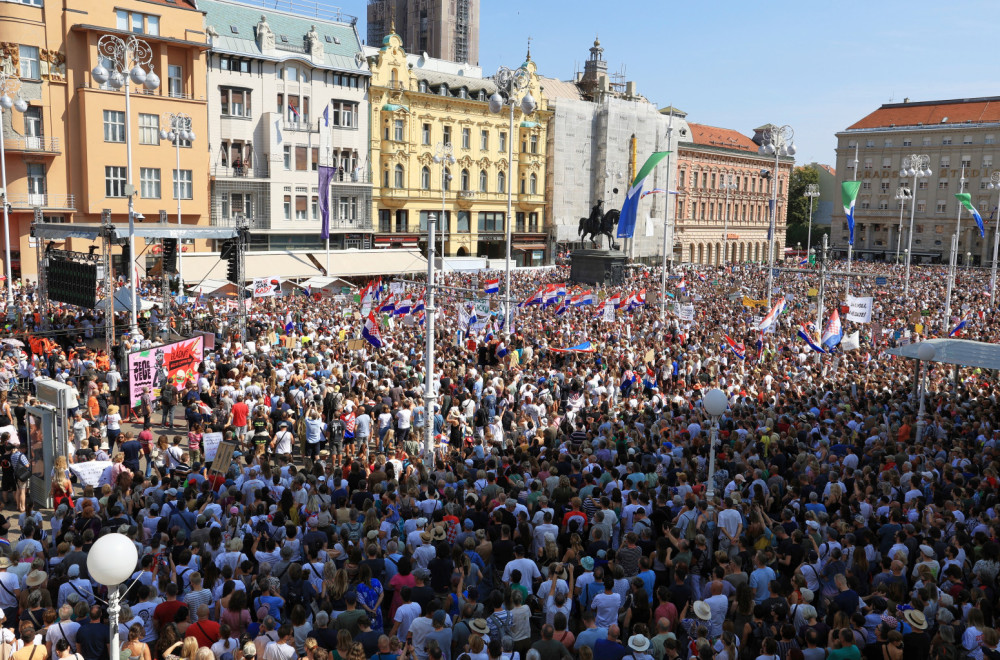 Hiljade ljudi u Zagrebu na protestnom skupu protiv odlaganja otpada u Gospiću FOTO