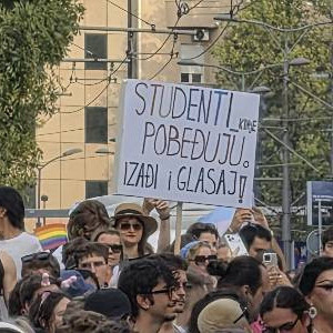 Počeo Prajd u Beogradu; Među okupljenima i blokaderi, nose transparente FOTO