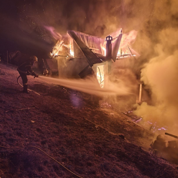 Vatrena stihija progutala porodičnu kuću u Gostunu; Sprečena veća katastrofa FOTO