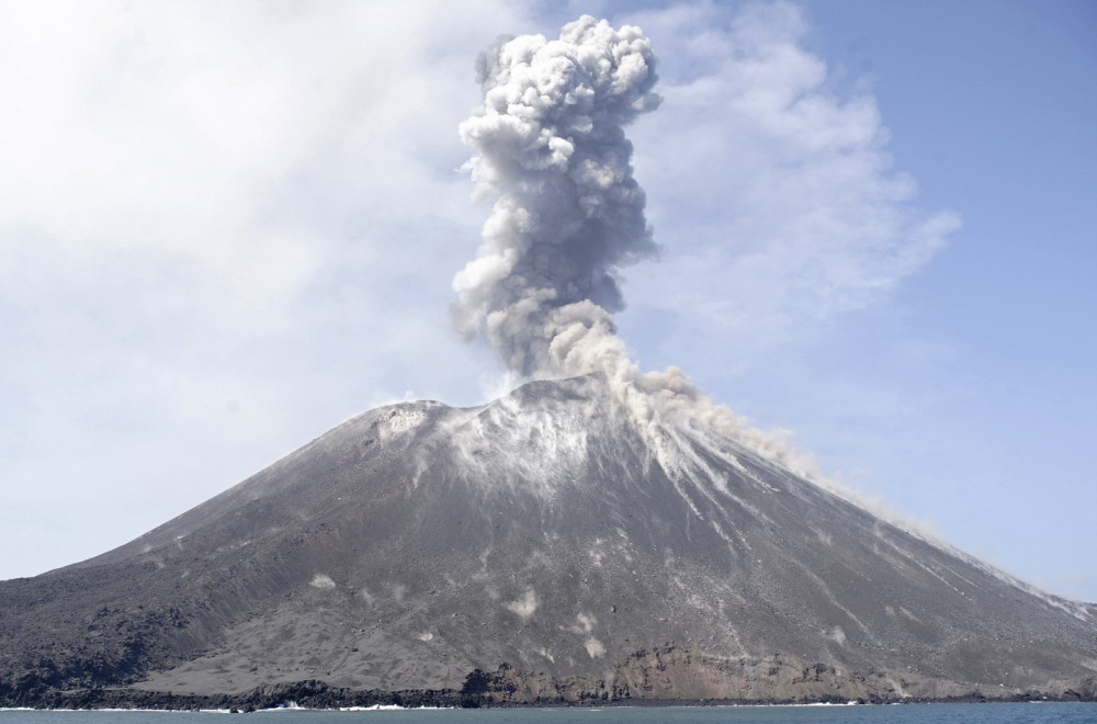 Eruptirao vulkan u Indoneziji: Lava kulja iz kratera; Pepeo zatrpao Džakartu VIDEO