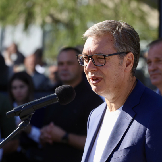 Vučić: "Uništavate olovke i sveske samo jer na njima piše 'EXPO'"; "Tužan sam jer se hvalimo bahatom decom"