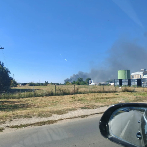 Veliki požar u Mladenovcu; Crni dim se širi iznad grada FOTO