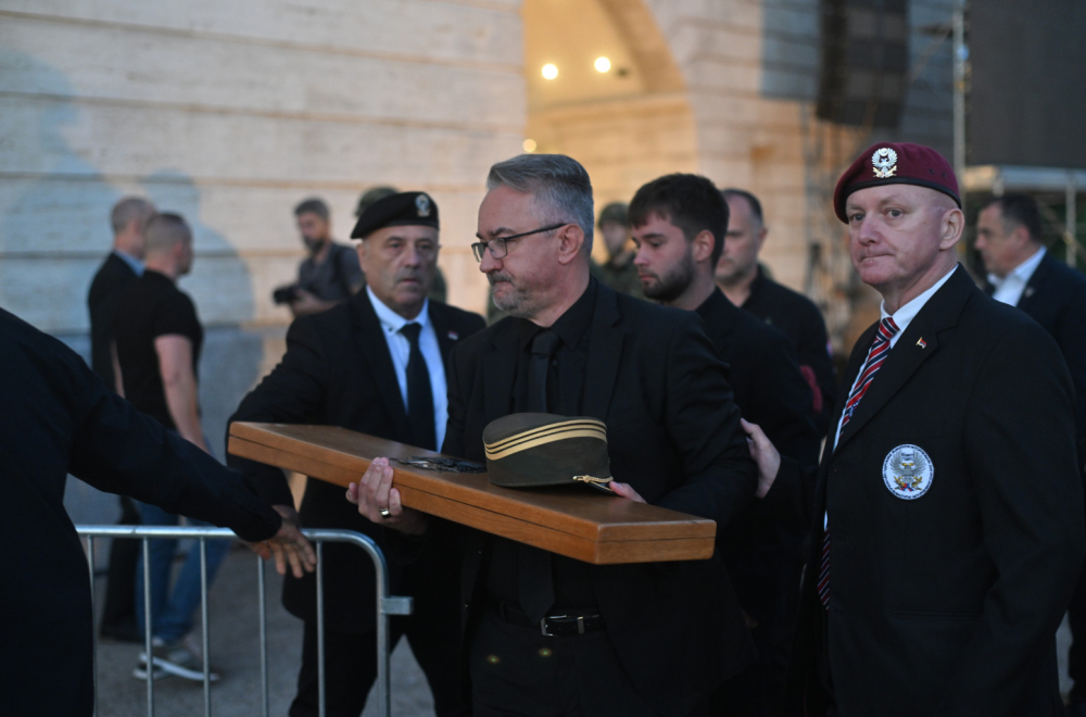 Darko Mladić se poslednji put oprostio od oca: "Putuj, oče. Putuj, komandante"
