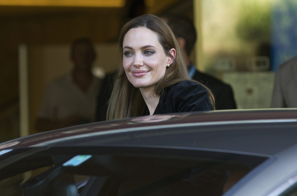 Anđelina Džoli ponovo u ratnoj zoni, ali sa sinom: Noks trenirao ukrajinske vojnike FOTO