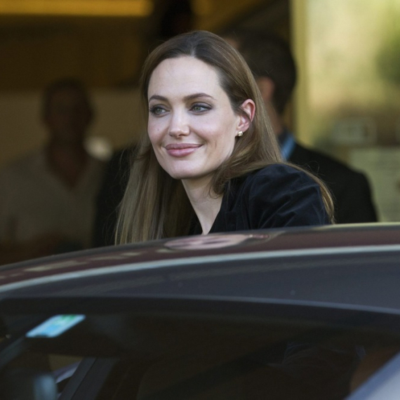 Anđelina Džoli posetila Harkov sa sinom: Noks trenirao ukrajinske vojnike FOTO