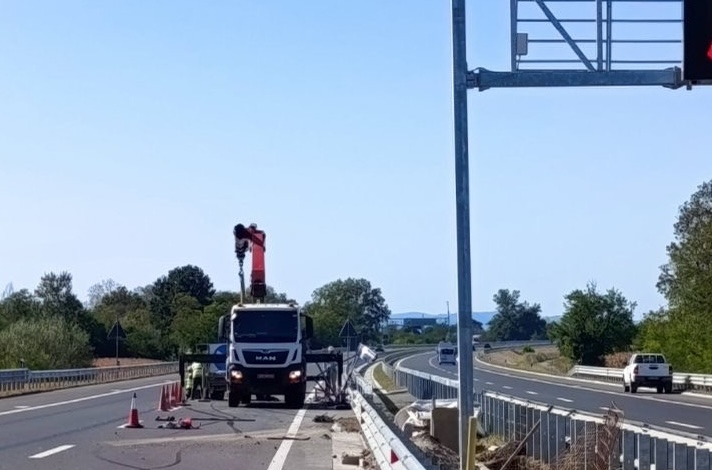 Udes na Moravskom koridoru: Automobil udario u prikolicu kod zone radova FOTO