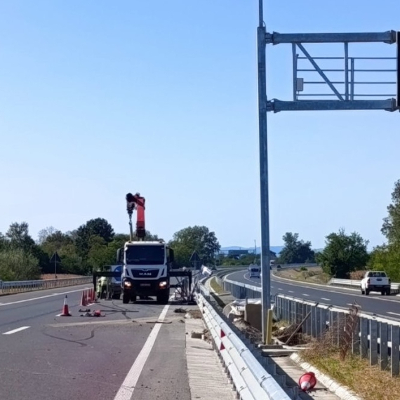 Udes na Moravskom koridoru: Automobil udario u prikolicu kod zone radova FOTO