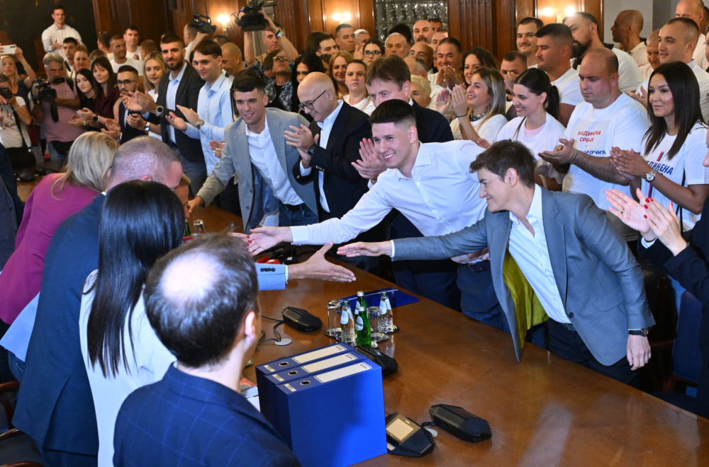 Predstavnici liste "Aleksandar Vučić – Ujedinjena Srbija" predali listu i potpise RIK-u FOTO/VIDEO