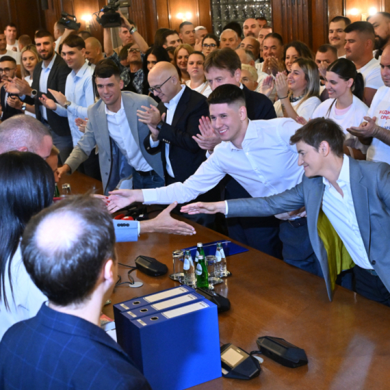 Predstavnici liste "Aleksandar Vučić – Ujedinjena Srbija" predali listu i potpise RIK-u FOTO/VIDEO
