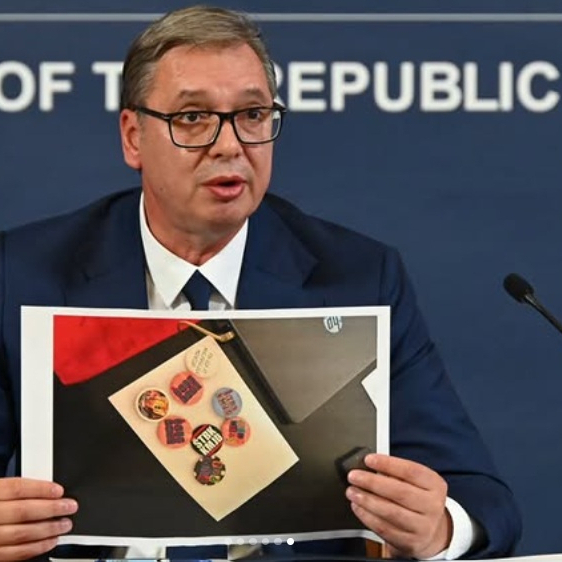 Vučić pokazao šta je Žaklina Tatalović htela da unese na konferenciju: "Pokušala da pravi svoj performans"